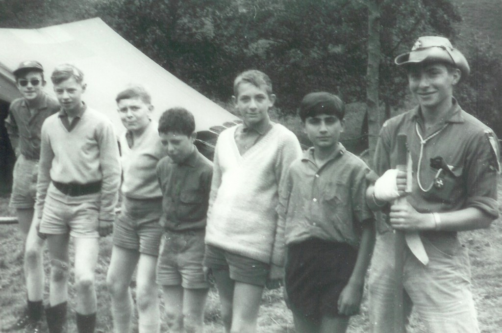 Fig. 2. Août 1968. Grand camp de Brûly-de-Pesche. La patrouille des Panthères. De gauche à droite : Goéland, Fennec, Castor, Aiglon, Héron, Marcello et Okapi (CP).