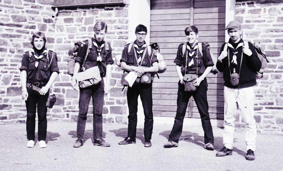 Fig. 19. Avril 1971. Camp itinérant Leffe-Orval. Jéhonville, devant l’église. De gauche à droite : Marcassin, Fennec, Faon, Castor et Jean-Maurice.